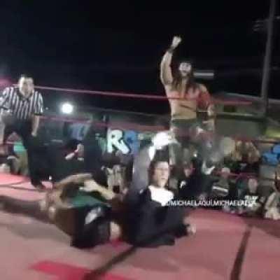 Сегодня везде постят этого крутого рестлера, а у нас в сабе нет. Непорядок....