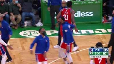 [Highlight] Joel Embiid fades along the baseline and knocks down the heavily contested 20 footer for his 3rd straight midrange jumper in the last 90 seconds.