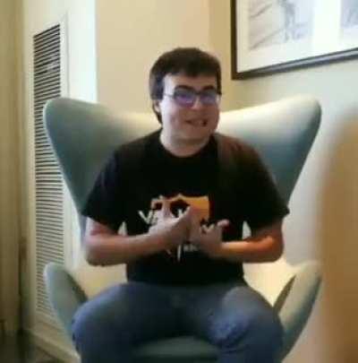 Fans de nier automata explicando como juegan solo con una mano: