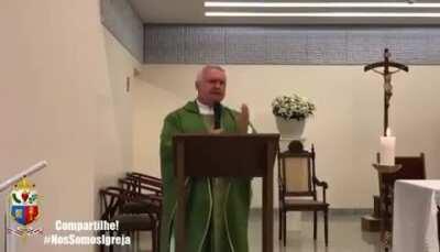 “Bolsonaro não presta. Ele não vale nada. E quem o elegeu tem que se confessar para pedir desculpas pelo pecado que cometeu, porque elegeu um bandido pra presidente”