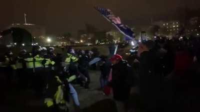 Trump supporter carrying a Confederate flag starts fighting with police and gets his ass handed to him