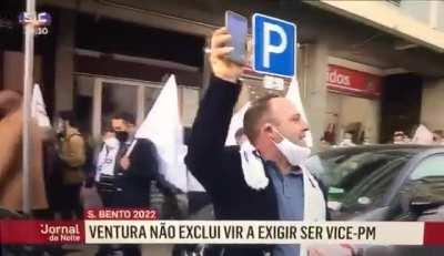 A reação de um senhor perante a arruada do Chega em Aveiro