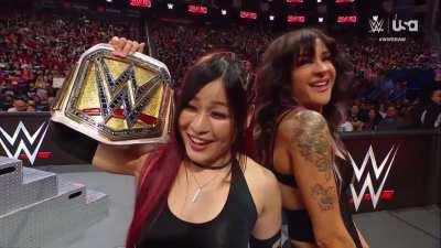 Iyo Sky and Dakota Kai