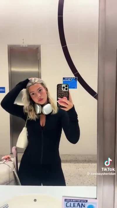 Had no idea her ass was so fat.. SHEESH