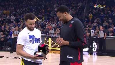 [Highlight] Steph presents Otto Porter with his 2022 ring.