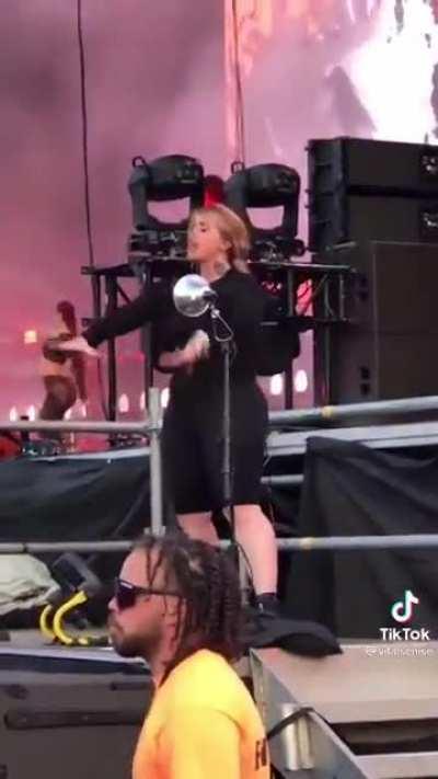 Sona trying to seduce Viego so he doesn't ruin her 🤩💅