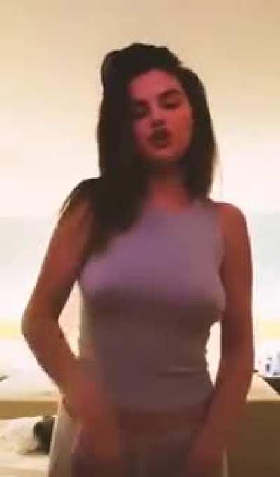 Sel braless in a new music video | Loop
