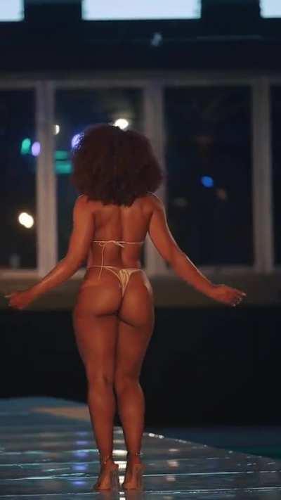 Beauty shows her fantastic silhouette!!!