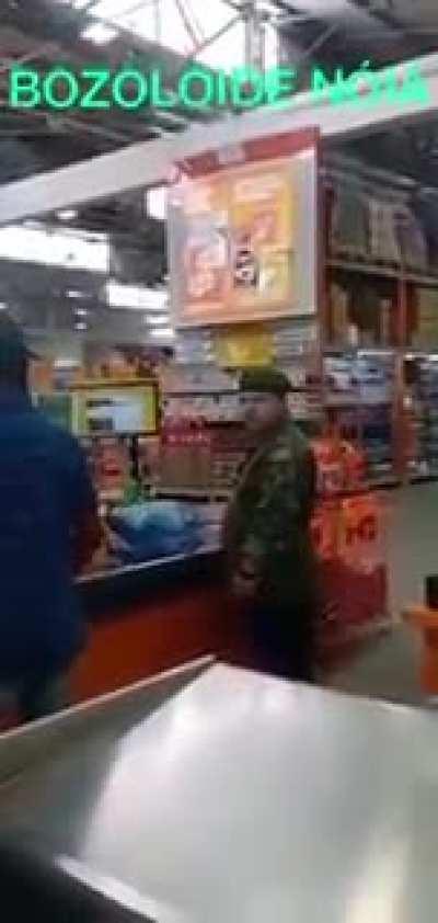 Que mulher, senhores! Estou apaixonado sem sequer ver o rosto dela.