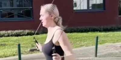 Tieten gaan op en neer super geil