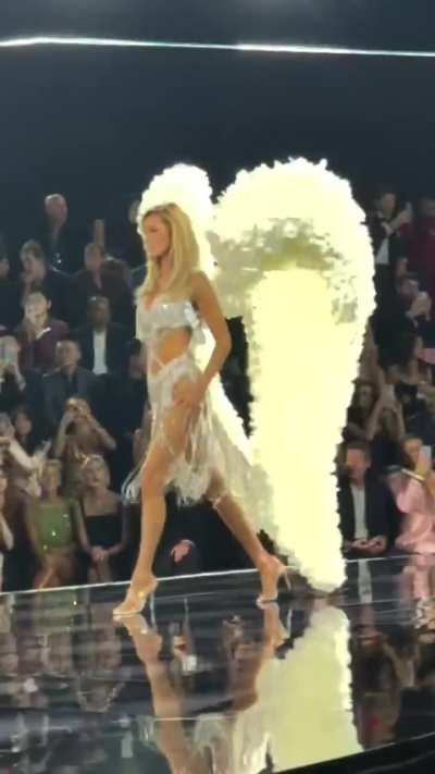 Backstage at the Victoria’s Secret Fashion Show (15/10/25)