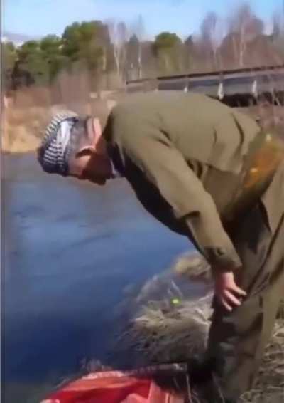 Namaz kılarken mucize olup suyun üstünde kılmayı falan mı bekliyordun