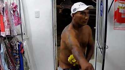 Santa Fe: Delincuente con el torso descubierto ingresó a robar a un local pero el dueño se defendió y logró reducirlo