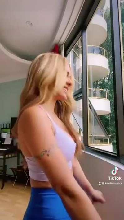 Kenia Gonzalez (@keniamusicr)