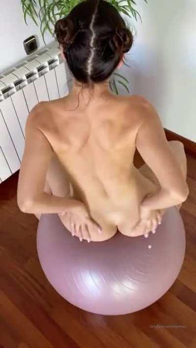 (HoT) soyneiva naked jumps on the ball🥵