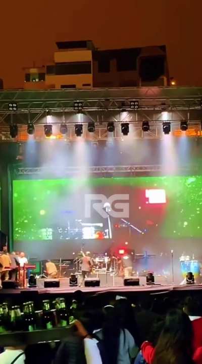 Extortion intimidation during the Concert of a Peruvian Band. You can see the panels turning black from bullets.