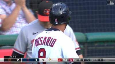 [Highlight] Eddie Rosario accidentally hits an infield single