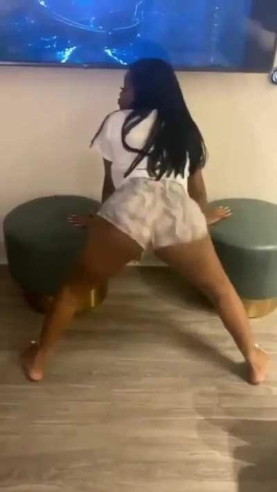 JT throwing that ass 🍰🎂😩🍑