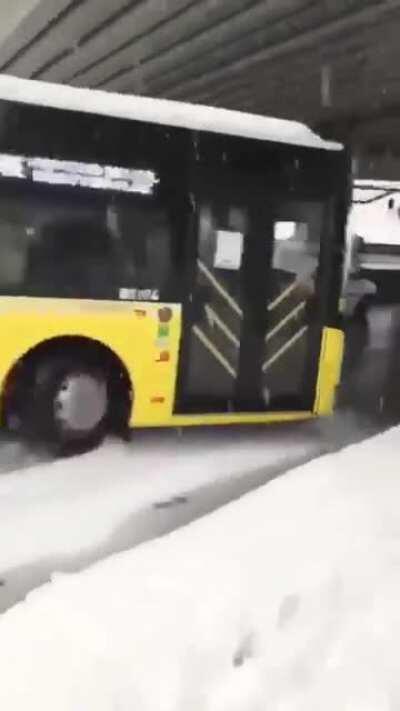 Esse vídeo me lembrou o Ismael de mecânico fodasi