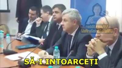 MAMĂ EROINĂ SINGURĂ IMPOTRIVA TUTUROR!