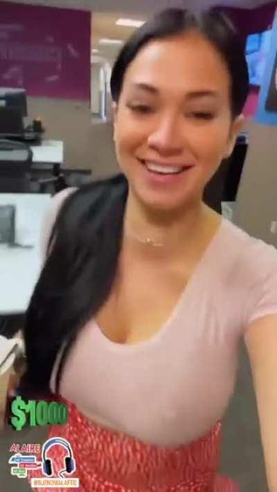 se le marca su pezon