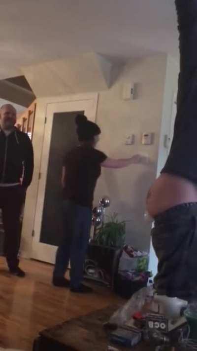 Tien ma bierre pendant que je démontre comment fonctionne un courant électrique