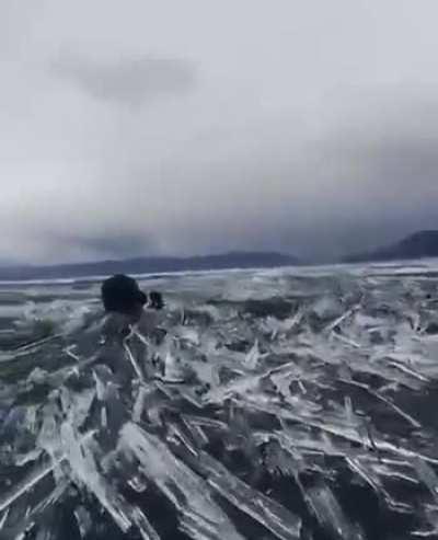 Amazing sticky video for the end of this beautiful spring day: walrus divers open the swimming season in the almost melted Lake Baikal-among billions of ice needles.