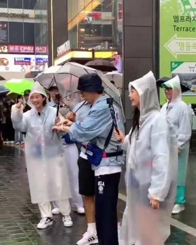 Song Ji Hyo spotted at Running Man filming [10/03]