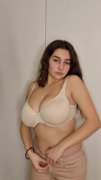 (18) If even 5 guys like my boobs, I'll celebrate and fuck myself anal 🙈