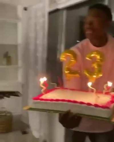 This guy must have insane reflexes.