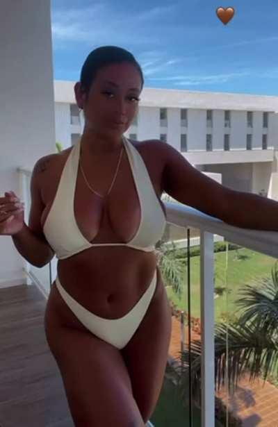 She’s so sexy with those big ass tittys