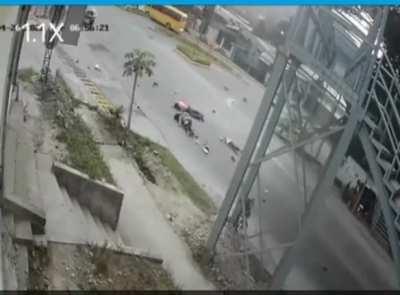 an entire family on a motorcycle dies under the tires of a truck