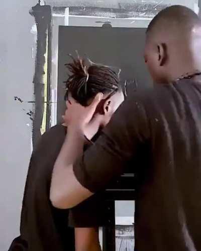 Нарисовал голову друга головой друга.