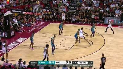 [Highlight] Wemby brings it up the court and turns it over immediately