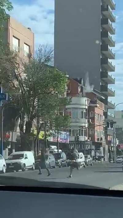 Eso es en Pavón y calle Brasil, mano capital, límite entre Lanús y Avellaneda.