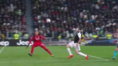 Mandžukić first-touch nutmegs the keeper from a tight angle (Juventus [1]-1 Atalanta)