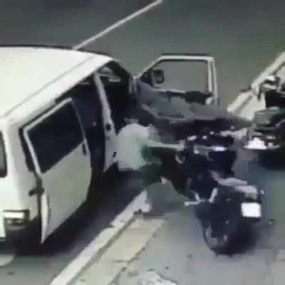 This sort of bullshit is why insurance is so high in big cities like london. Cunts like these can lift a bike in seconds regardless of disc/steering locks