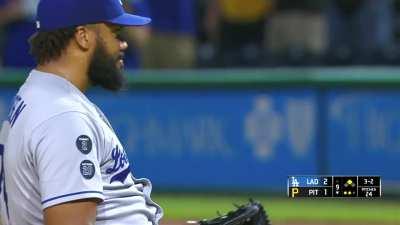 [Highlight] Kenley Jansen catches the comebacker to record the save.