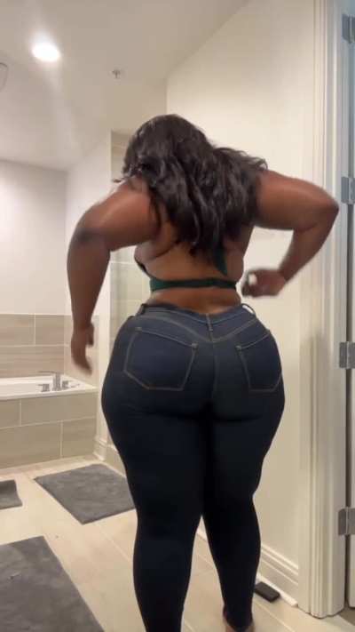 Thicc in tight jeans [Manoushka]