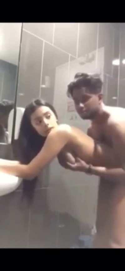 Meri randi bandi mere sab dosto ke saath nangi nahakar chodti hui link in description for full video