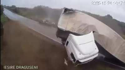 [LFO] High-speed truck can't stop and demolishes an oncoming car