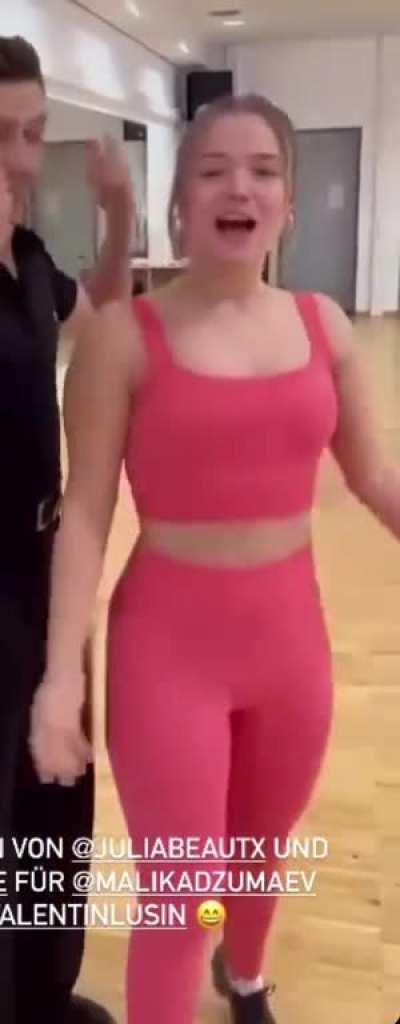 Ich weiß nicht warum die in so beschissener Qualität auf Instagram hochladen auf dem Let’s Dance Account also an meinem Internet liegt es garantiert nicht