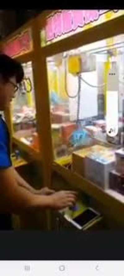 When you try to outsmart a crane game