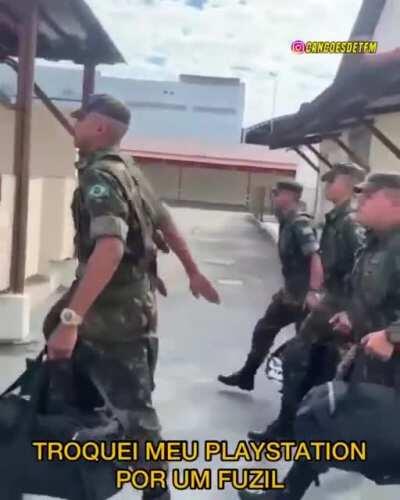 Troquei meu Playstation por um fuzil