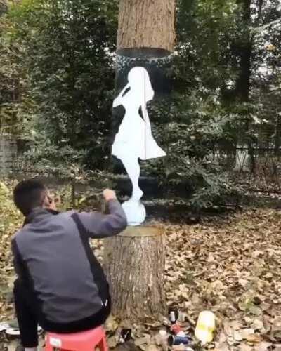 Painting on a tree blends with the surroundings