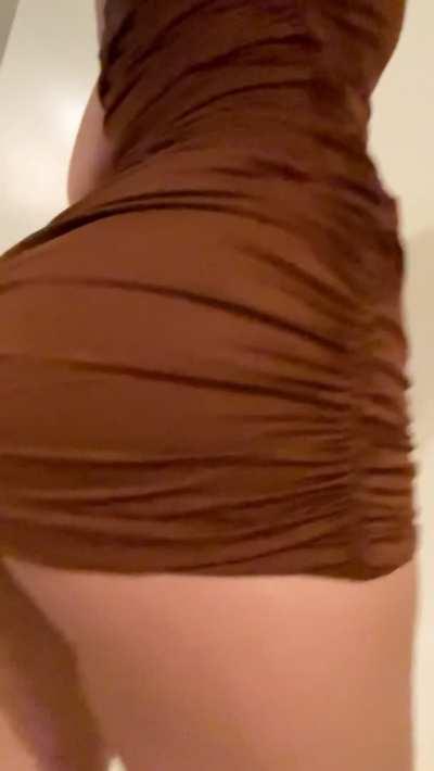 Imagine you‘d grab under this dress and there‘d be no panties😋