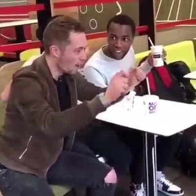 Alguien con talento puede por favor ponerle al mago 