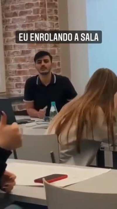 Oh deuses deste abençoado subreddit,poderiam me dar uma fração de sua sabedoria com o link do vídeo que a pessoa abaixo tocou no meio de sua aula?