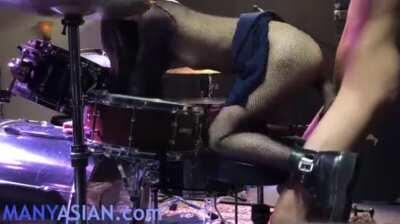 Fangirl fucks the drummer backstage (Suki Tome)