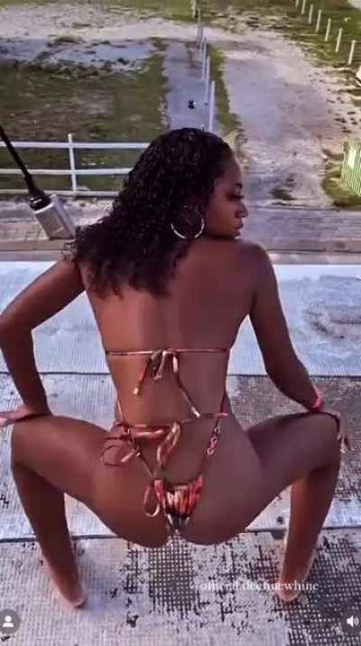 Dee (@official.deefinewhine)